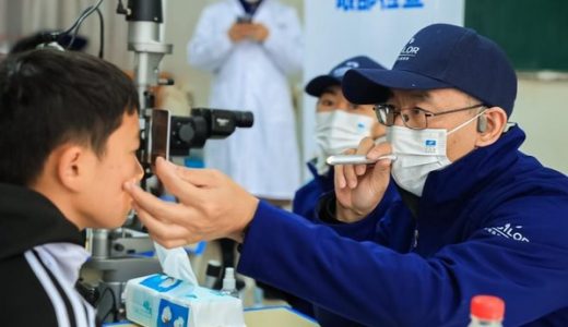 依视路视力基金会开展“睛彩童年 点亮西畴”暖冬公益行