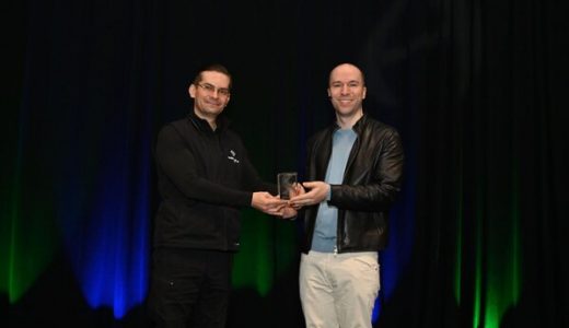 英矽智能创始人兼首席执行官 Alex Zhavoronkov 博士为 OpenAI 总裁 Greg Brockman 颁奖